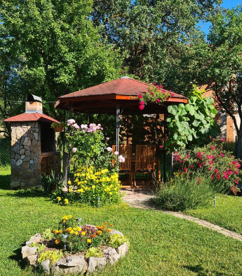 Bivium Apartman Otocsán Kültér fotó